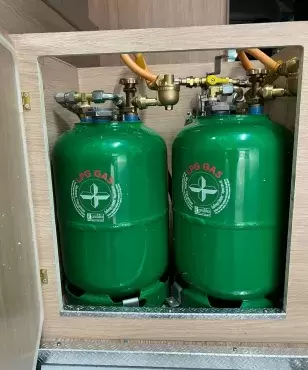 Kit 2 bombonas recargables PRAKTO para autocaravanas con toma exterior.