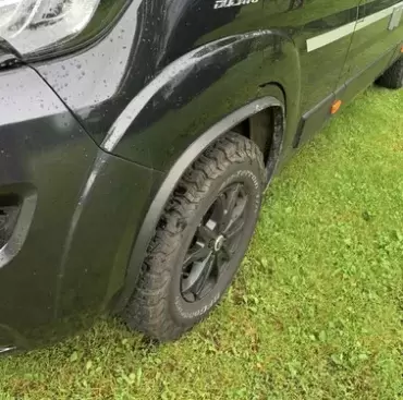Aletas de guardabarros 25 mm negras flexibles para paso de rueda de autocaravanas y camper.