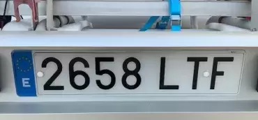 Placa de matrícula europea 520x110 mm de metacrilato de alto impacto y muy flexible para todos los vehículos.