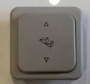 Interruptor CBE para peldaño eléctrico con marco, color gris claro.