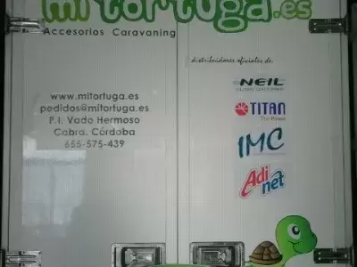 MITORTUGA.ES HA ROTULADO LA TRASERA DE SU FURGÓN DE TRABAJO.
