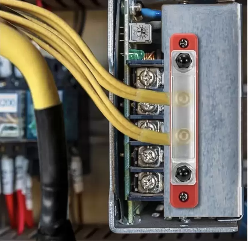 Barra NEGRA de 4 conexiones Busbar 150AH NEGATIVO más cubierta para instalaciones en autocaravanas y camper.