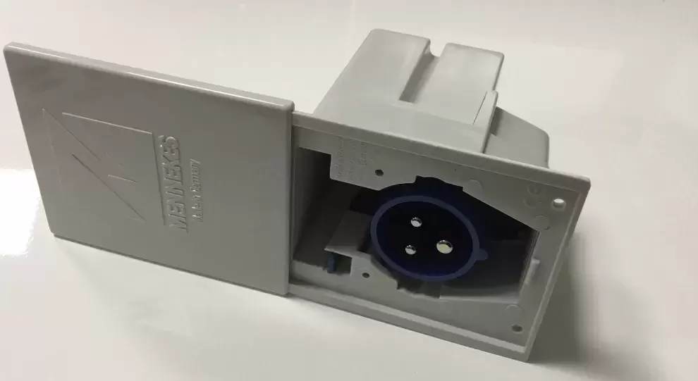 Toma externa 220V tapa corredera caravana autocaravana